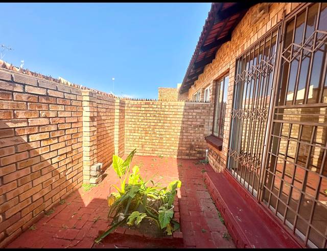 2 BEDROOM TOWNHOUSE FOR SALE IN PENINA PARK
